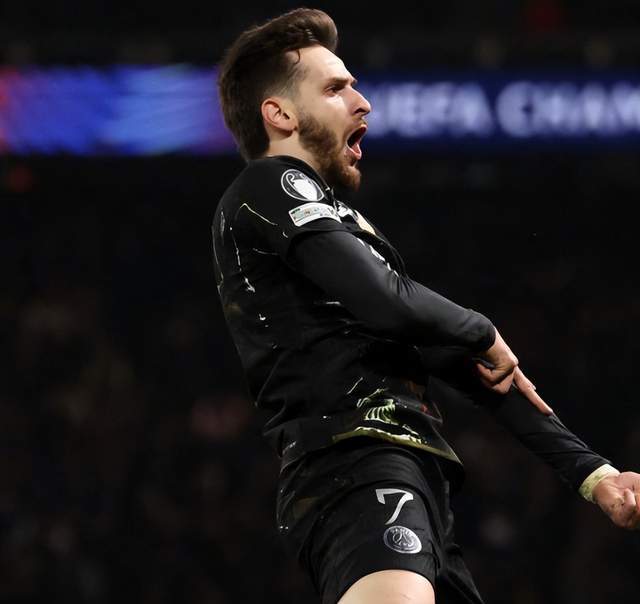 新球体育下载-5-2!欧冠5队晋级在望:巴黎+皇马大胜,黑马或携手4豪门进8强