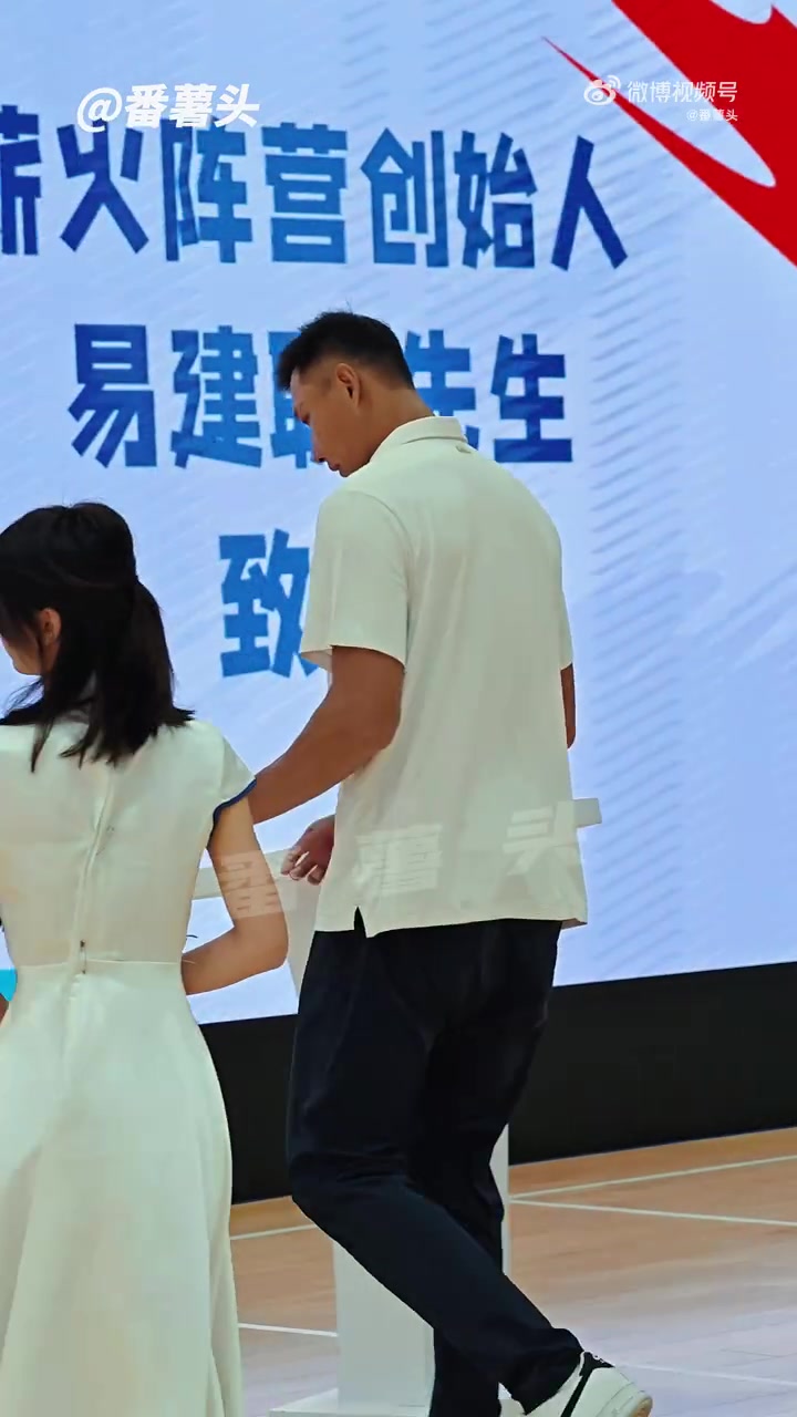 新球体育电脑版-好久不见！易建联现身深圳 出席旗下薪火阵营活动