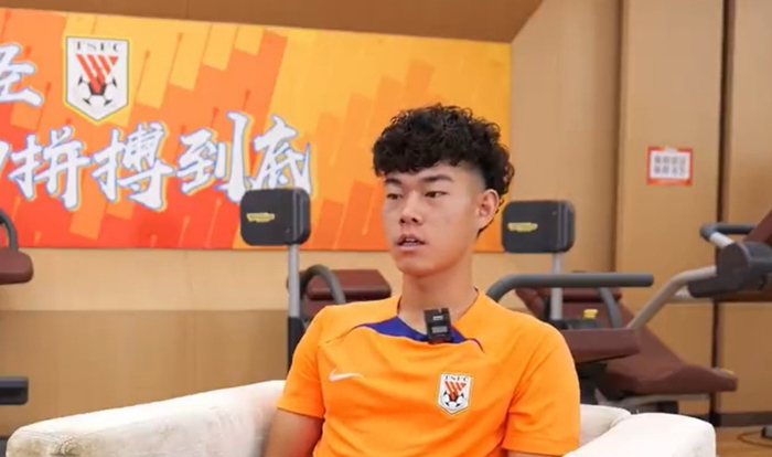 新球体育下载-报废了?何小珂才22岁踢不上中乙,球迷:可退役当青训教练|青岛市|中超|青岛西海岸|球队|中甲_新浪体育_新浪新闻